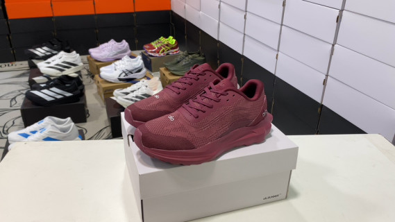Alo Yoga Alo Runner Trail Maroon Low-Top Sneaker