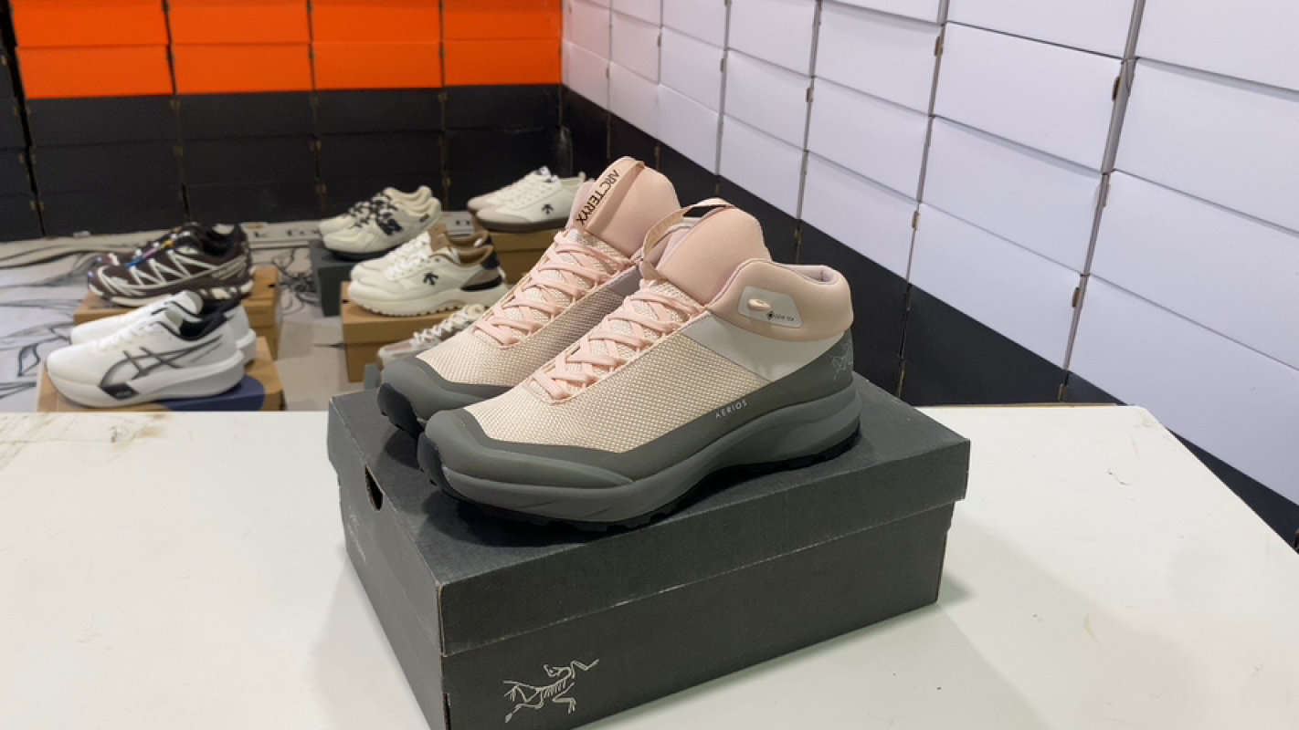 Arc'teryx Aerios Mid GTX Hiking Boot - Beige/Grey