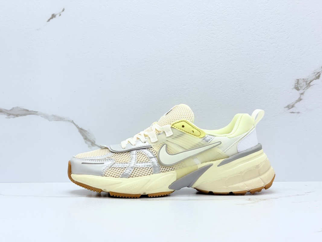 Nike Wmns V2K Runtekk Low Sail Light Khaki Light Smoke Grey