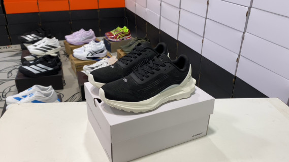 Alo Yoga Alo Runner Trail Black White Low-Top Sneaker