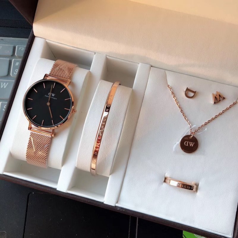 Daniel Wellington Classic Rose Gold 5-Piece Watch & Jewelry Gift Set
