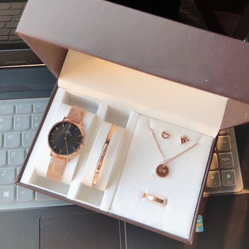 Daniel Wellington Classic Rose Gold 5-Piece Watch & Jewelry Gift Set view