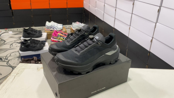 Salomon Vento Low Hiking Trail Running Shoe Black