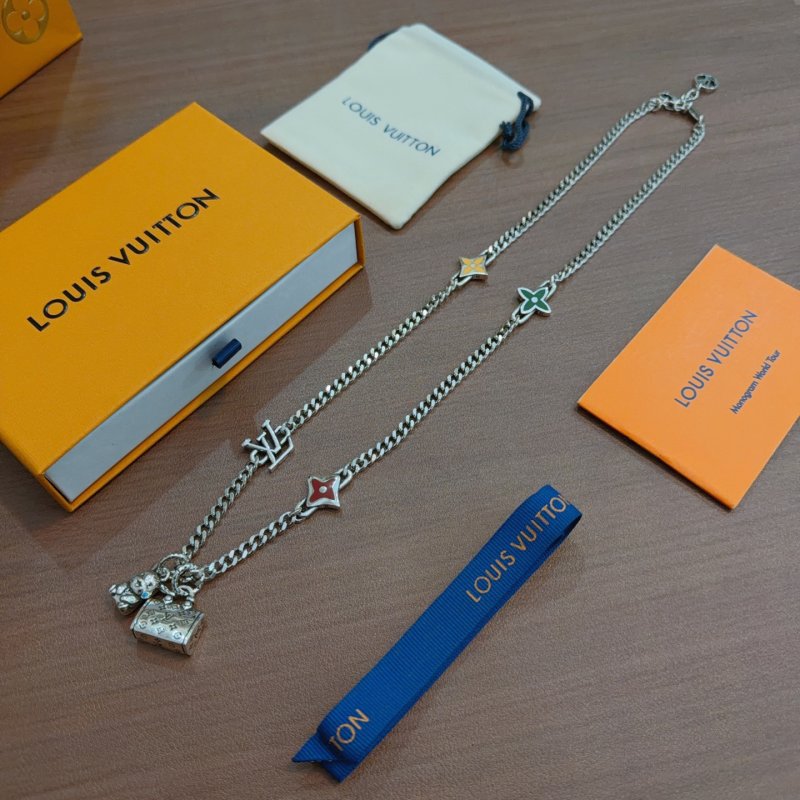 Louis Vuitton LV Chain Necklace Silver Tone Replica view