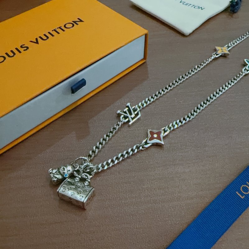Louis Vuitton LV Chain Necklace Silver Tone Replica view