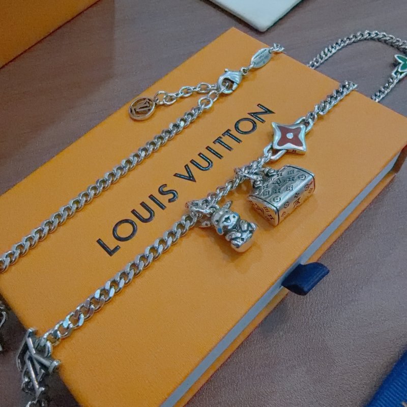 Louis Vuitton LV Chain Necklace Silver Tone Replica view
