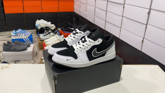 Jordan Air Jordan 1 Low Black White Classic Colorway