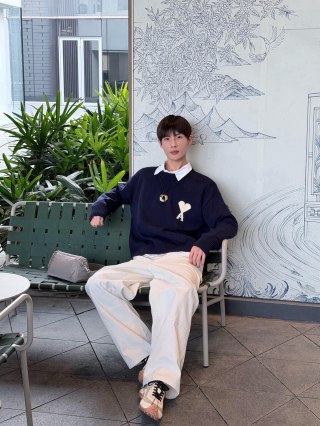 Ami Paris Heart Logo Crewneck Sweater Navy view 9