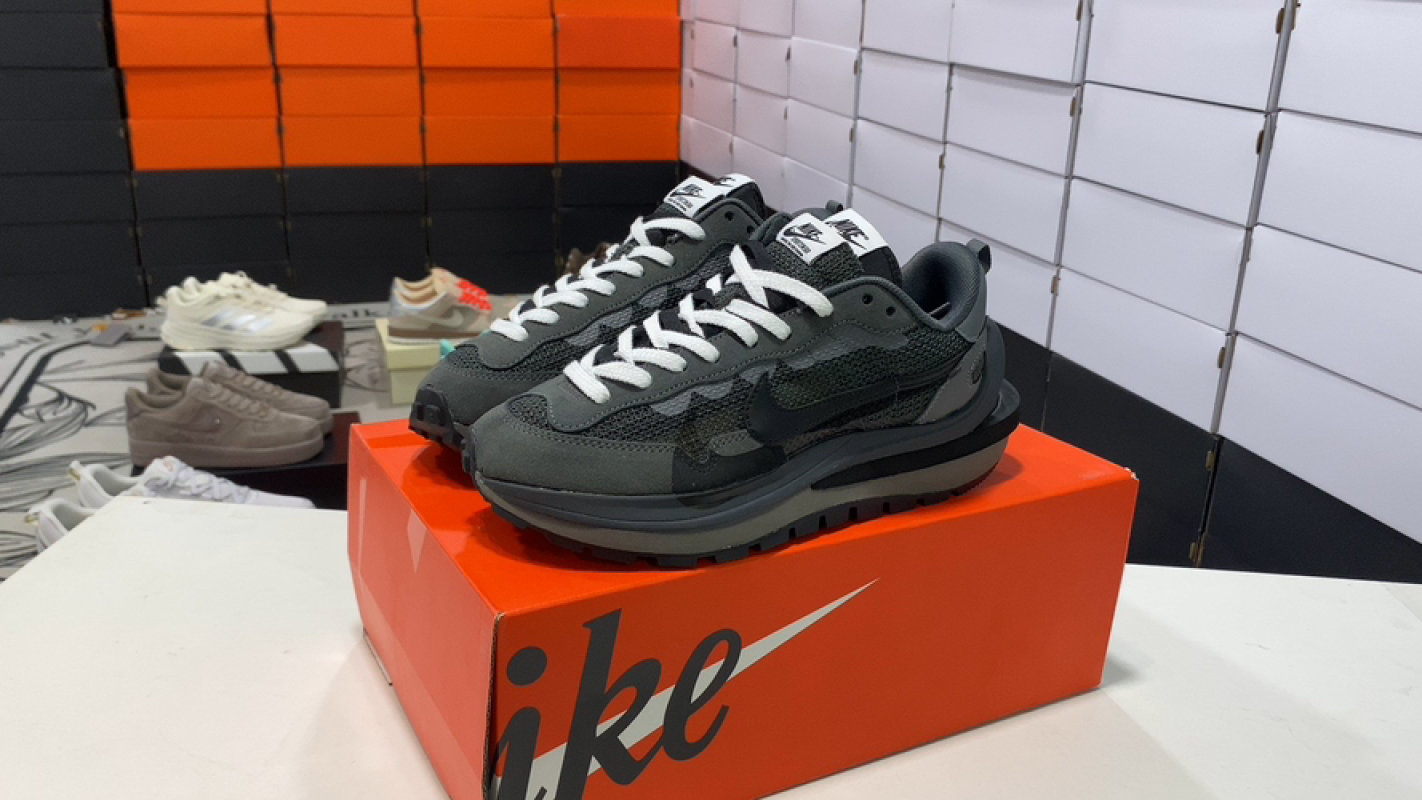 Nike Vaporwaffle Sacai Black White CV1363-105