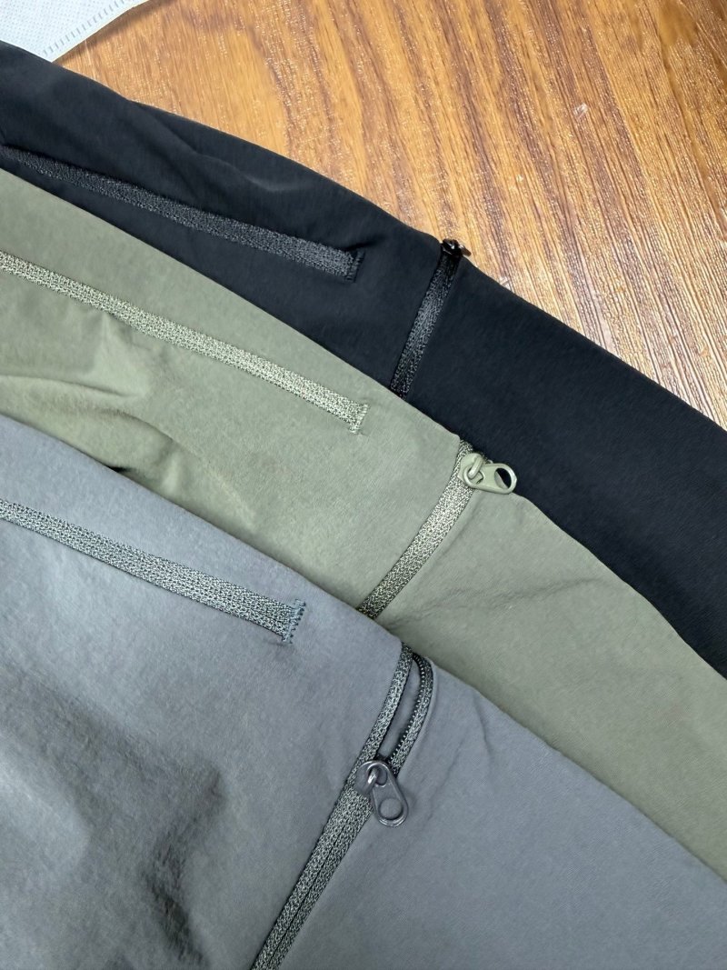 Kolon Sport Three-Pocket Outdoor Shorts - Olive Green view