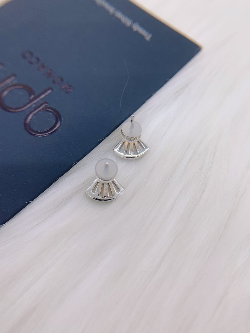 APM Monaco Baby Fan Shell Silver Earrings 2021 Style view