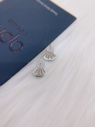 APM Monaco Baby Fan Shell Silver Earrings 2021 Style view 3