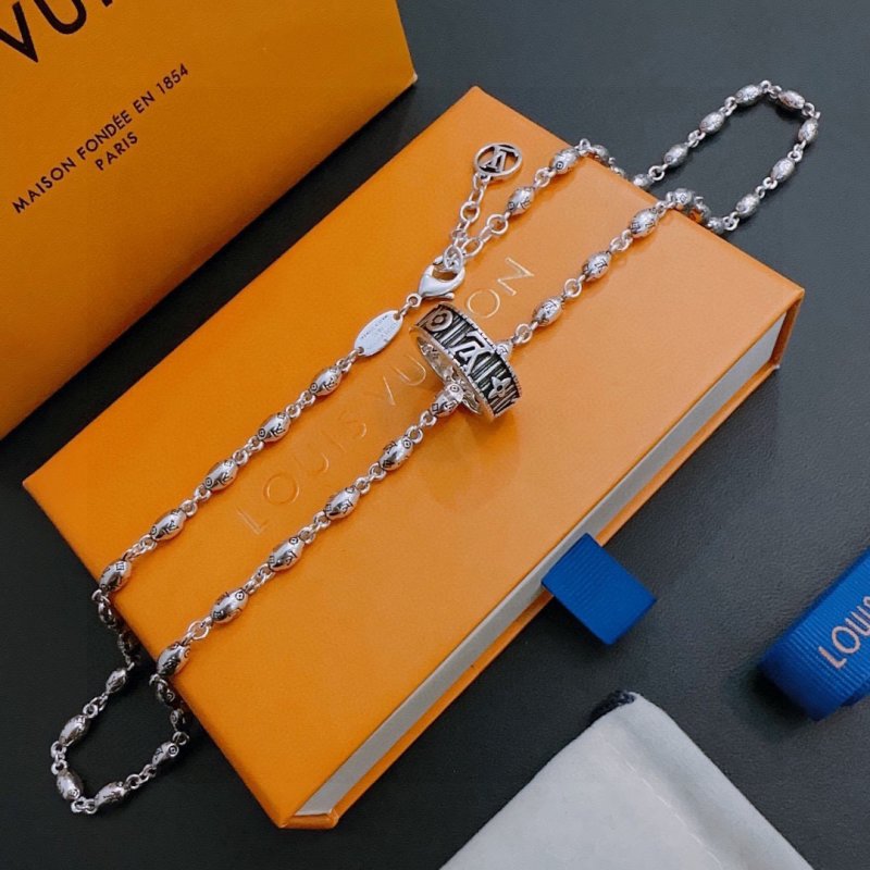 Louis Vuitton LV Vintage Silver Chain Necklace Replica view