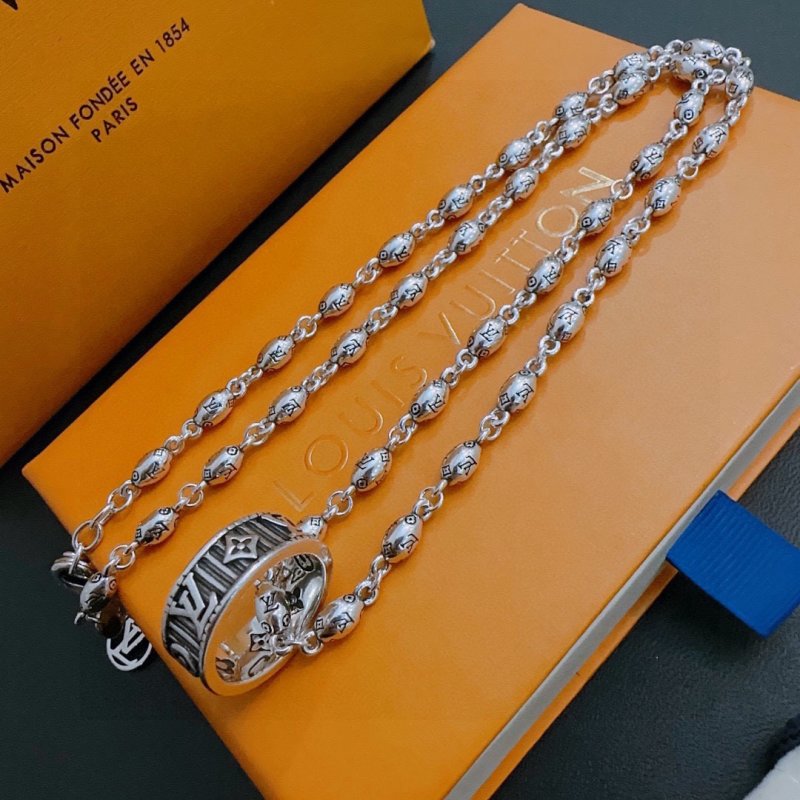 Louis Vuitton LV Vintage Silver Chain Necklace Replica view