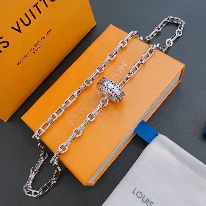 Louis Vuitton LV Monogram Chain Necklace Silver - Replica view