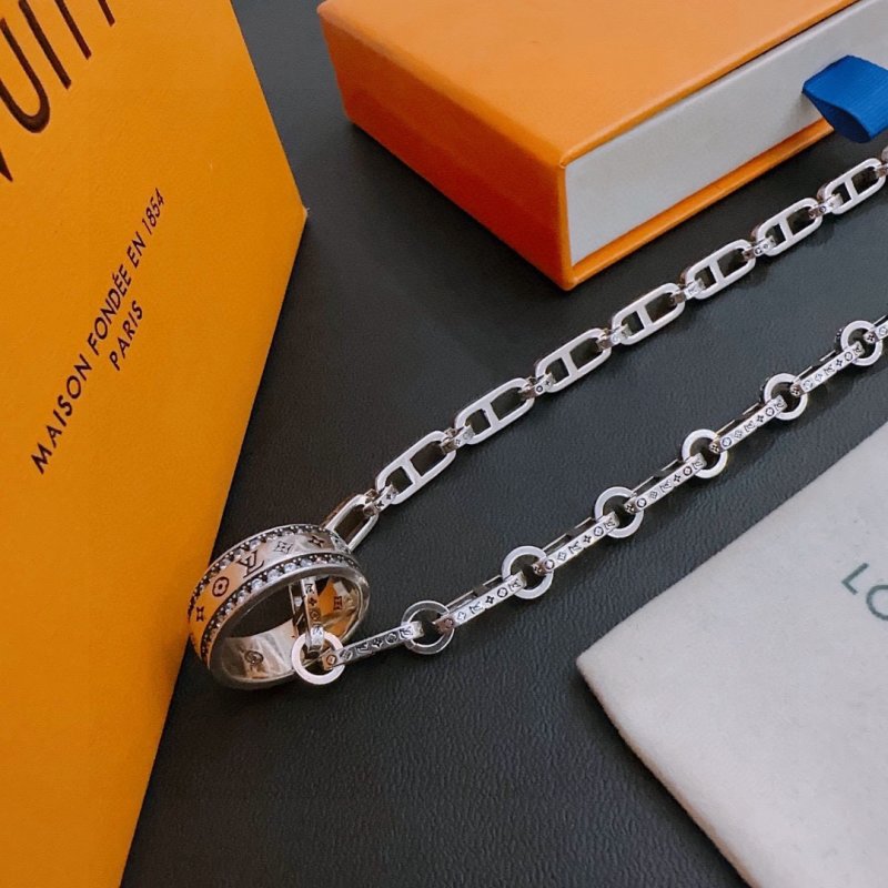 Louis Vuitton LV Monogram Chain Necklace Silver - Replica view