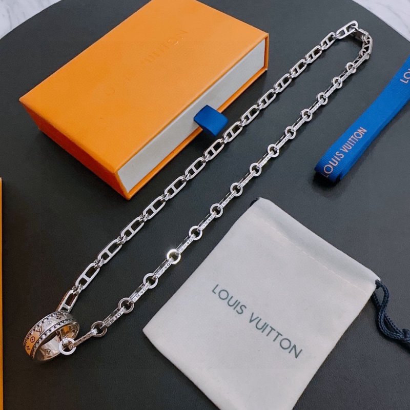 Louis Vuitton LV Monogram Chain Necklace Silver - Replica view
