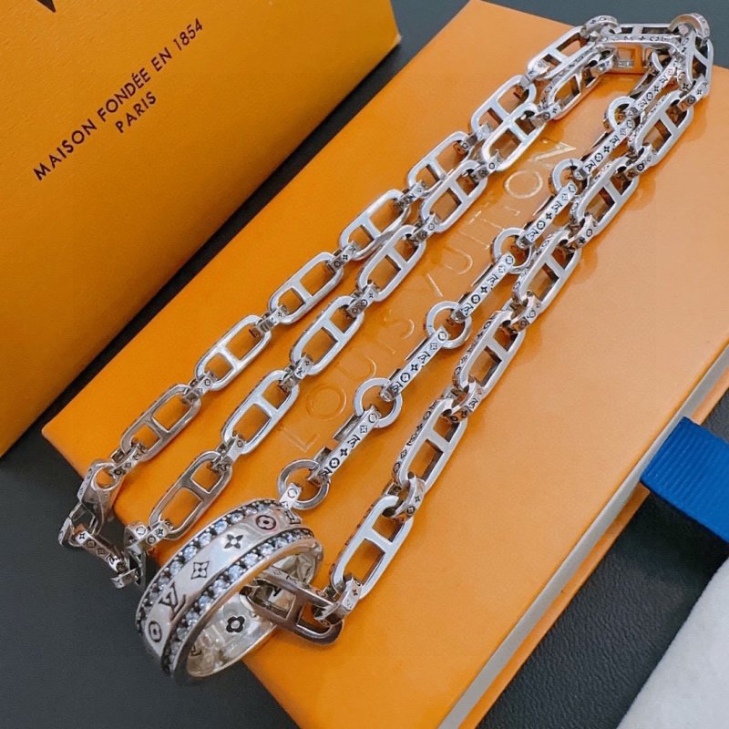 Louis Vuitton LV Monogram Chain Necklace Silver - Replica view