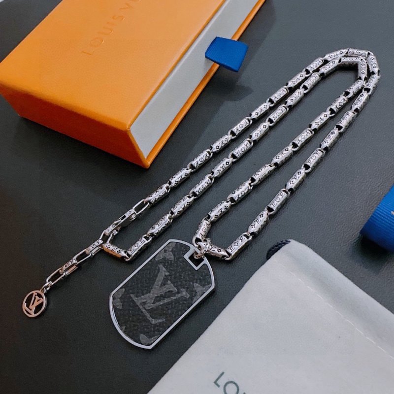 Louis Vuitton LV Monogram Chain Necklace Silver - Replica view