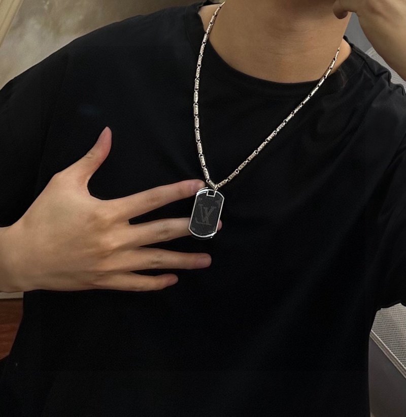 Louis Vuitton LV Monogram Chain Necklace Silver - Replica view
