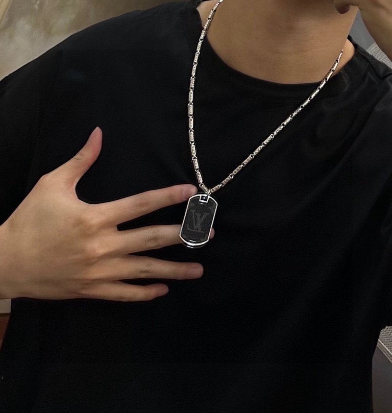 Louis Vuitton LV Monogram Chain Necklace Silver - Replica view
