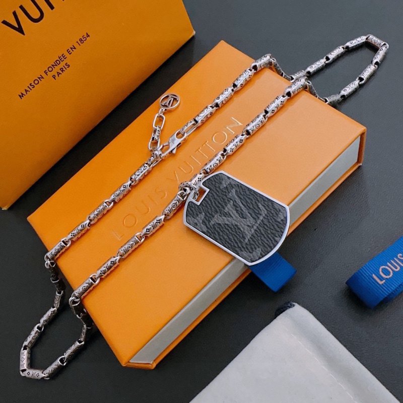 Louis Vuitton LV Monogram Chain Necklace Silver - Replica view