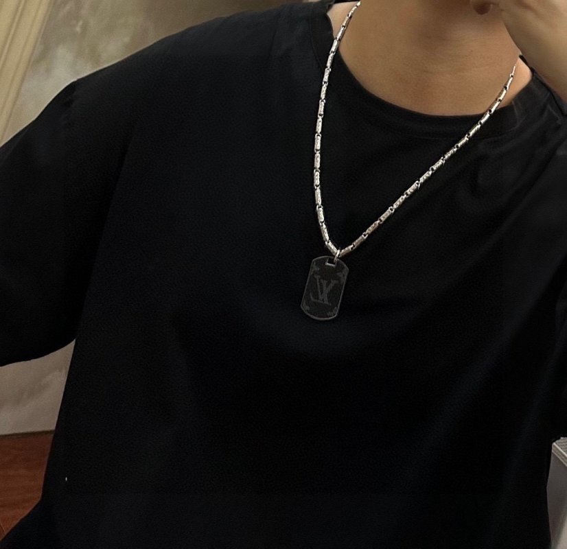 Louis Vuitton LV Monogram Chain Necklace Silver - Replica view