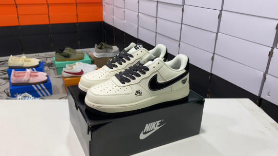 Nike Air Force 1 '07 LX Cream Black Low-Top Casual Sneaker