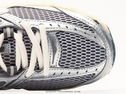 Nike Air Max Moto 2K Silver Cream Low-Top Running Shoe view 8