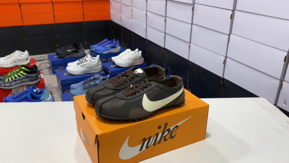 Nike Moon Shoe OG Summit Black Cream Low-Top Casual Sneaker