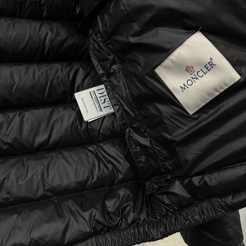 Moncler Acorus Lightweight Puffer Jacket Black view