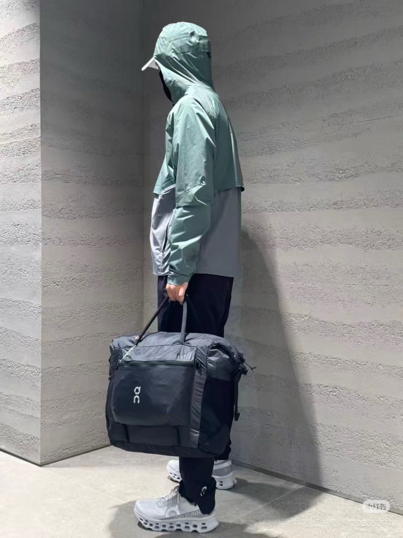 On Running Colorblock Windbreaker Sage Green Grey Black view