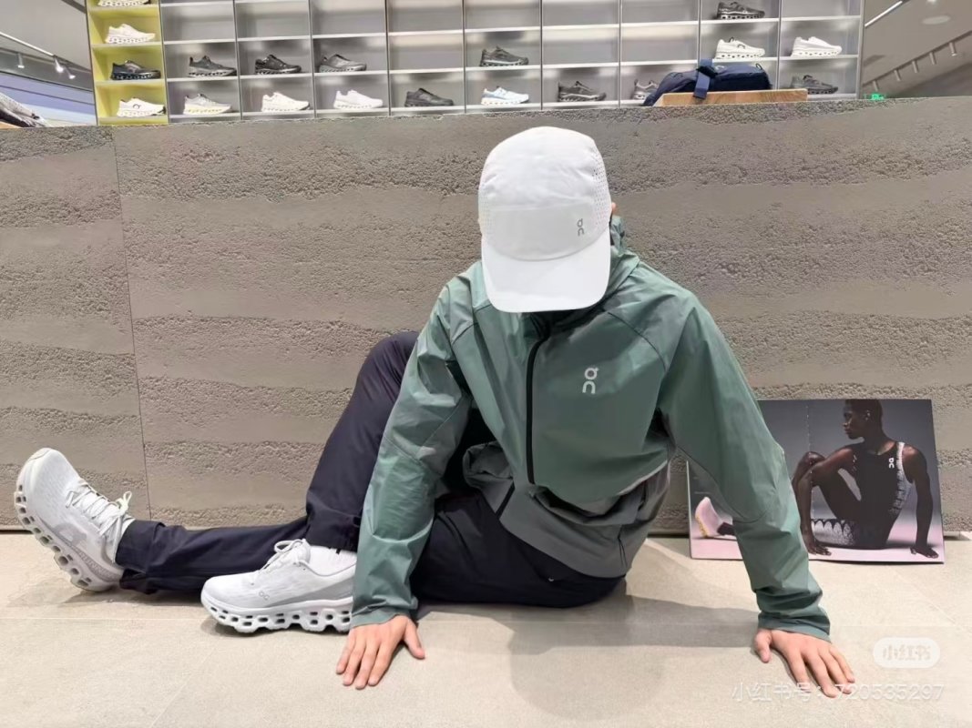 On Running Colorblock Windbreaker Sage Green Grey Black view