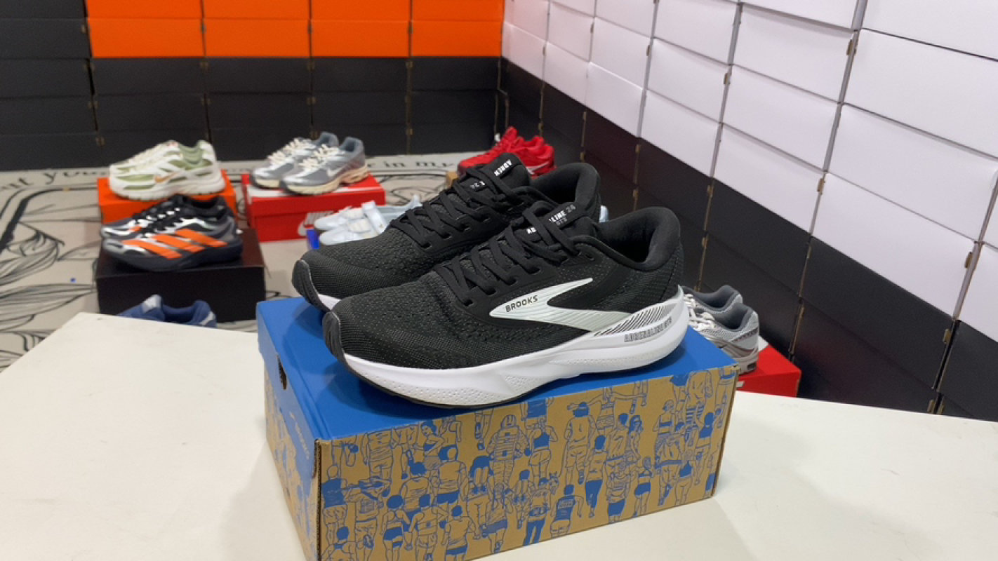 Brooks Adrenaline GTS 24 Black White Running Shoe