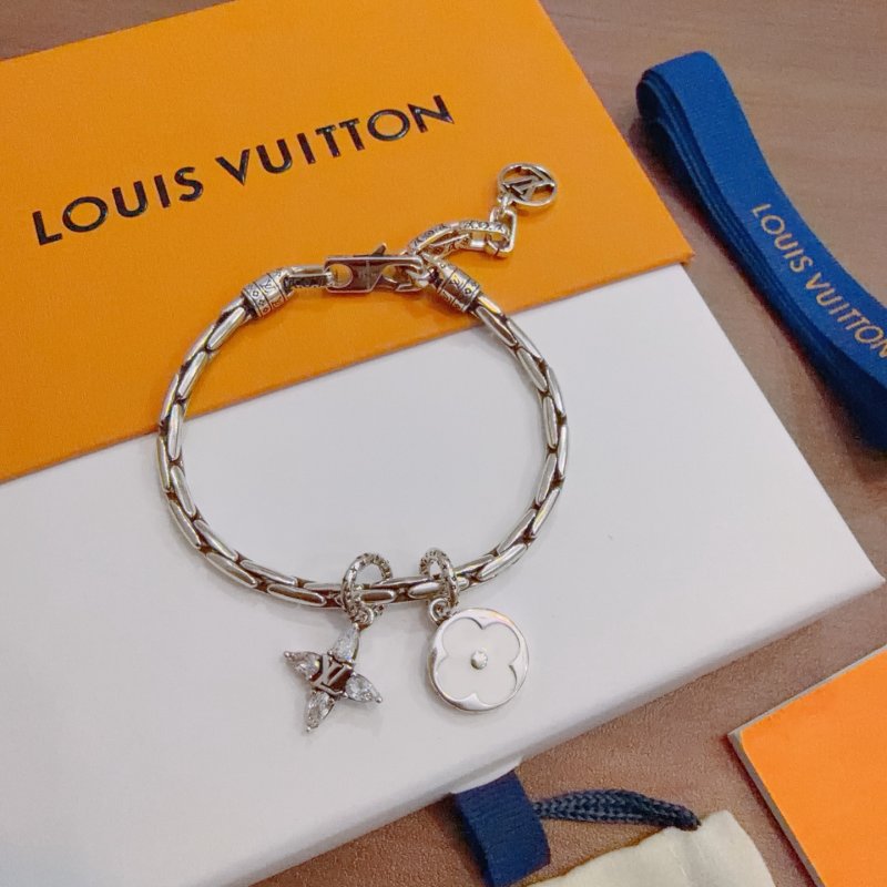 Louis Vuitton LV Chain Bracelet Silver Charm - Replica UA