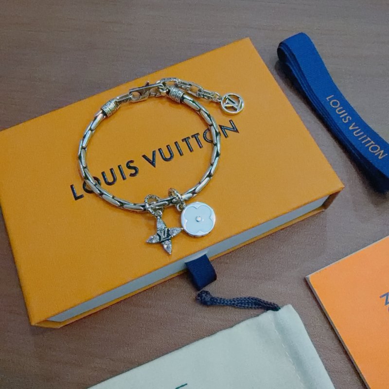 Louis Vuitton LV Chain Bracelet Silver Charm - Replica UA view