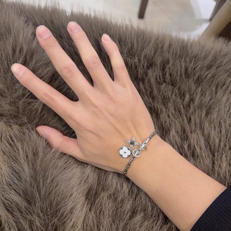 Louis Vuitton LV Chain Bracelet Silver Charm - Replica UA view