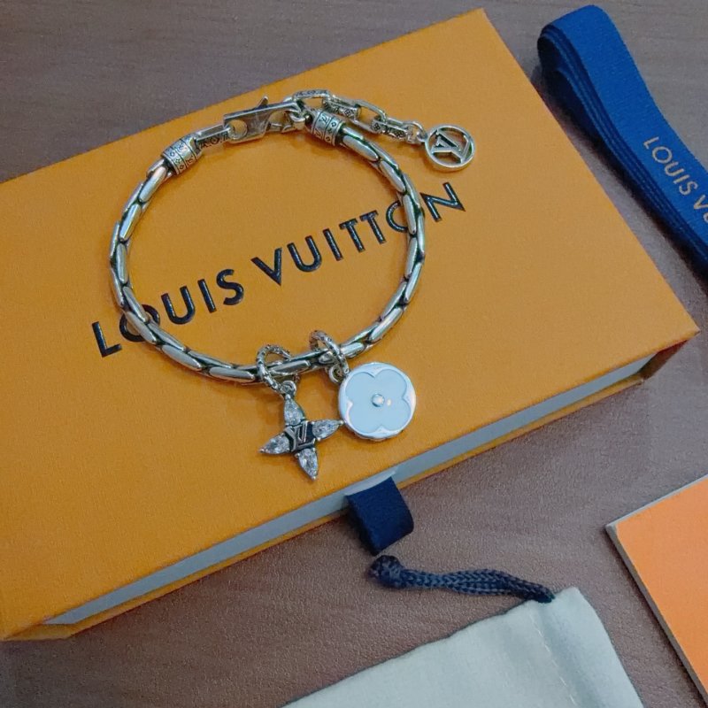 Louis Vuitton LV Chain Bracelet Silver Charm - Replica UA view