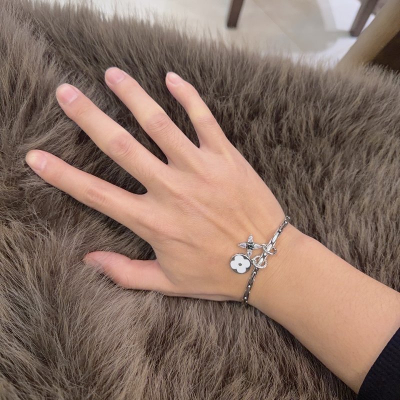 Louis Vuitton LV Chain Bracelet Silver Charm - Replica UA view