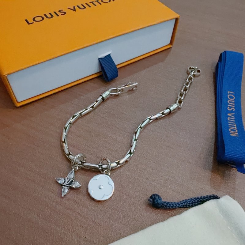 Louis Vuitton LV Chain Bracelet Silver Charm - Replica UA view