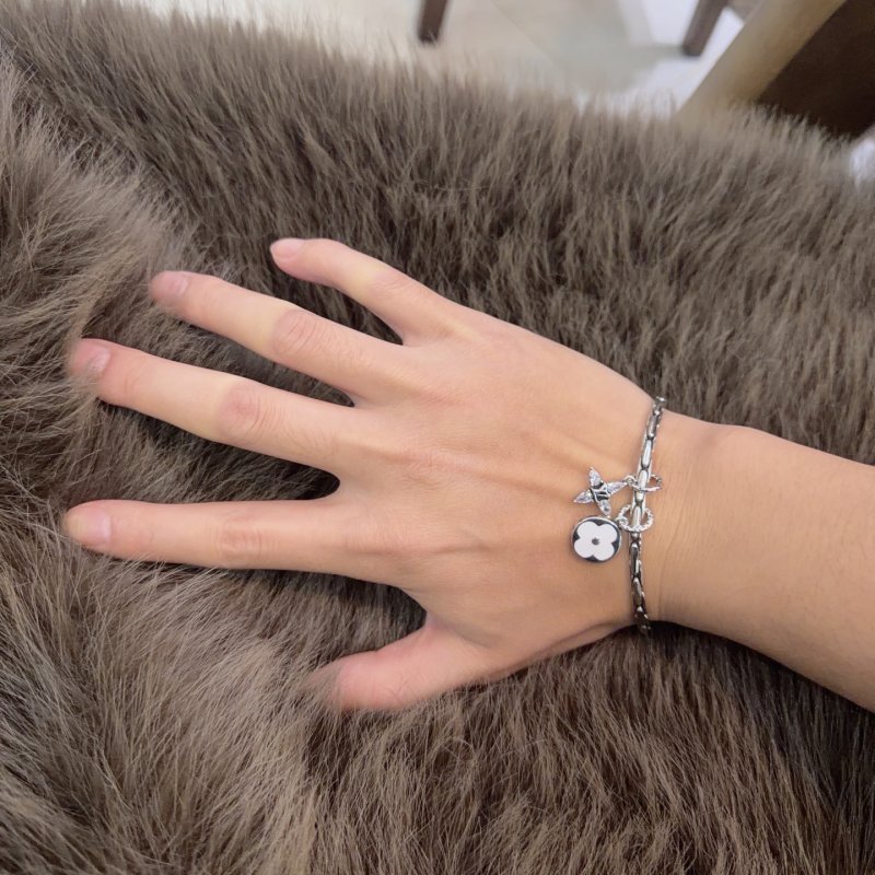 Louis Vuitton LV Chain Bracelet Silver Charm - Replica UA view
