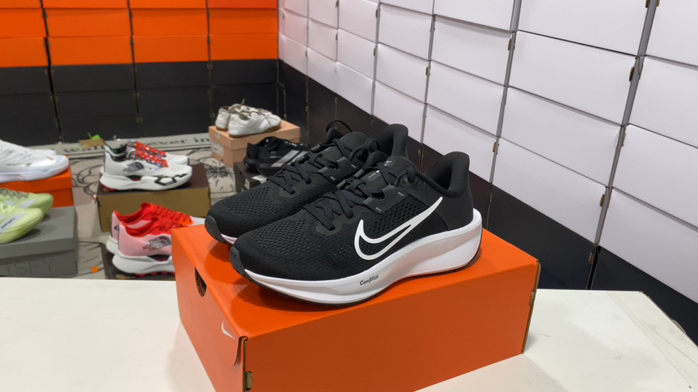 Nike Quest 6 Black White Running Shoe
