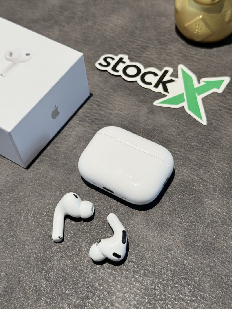 Apple AirPods Pro 3 Gen 8 Replica - White view