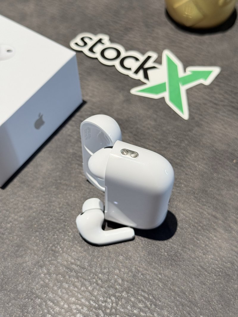 Apple AirPods Pro 3 Gen 8 Replica - White view