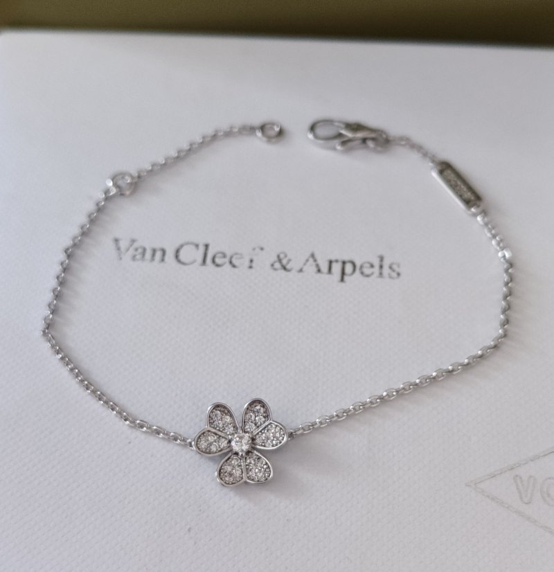 Van Cleef & Arpels Frivole Clover Diamond Bracelet Replica view