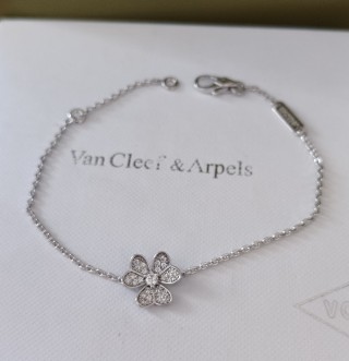 Van Cleef & Arpels Frivole Clover Diamond Bracelet Replica view 2