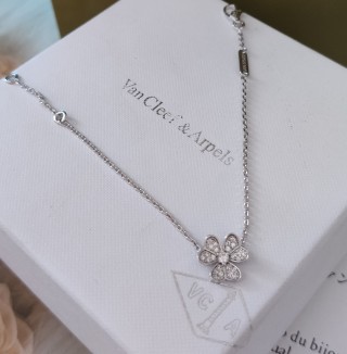 Van Cleef & Arpels Frivole Clover Diamond Bracelet Replica view 3