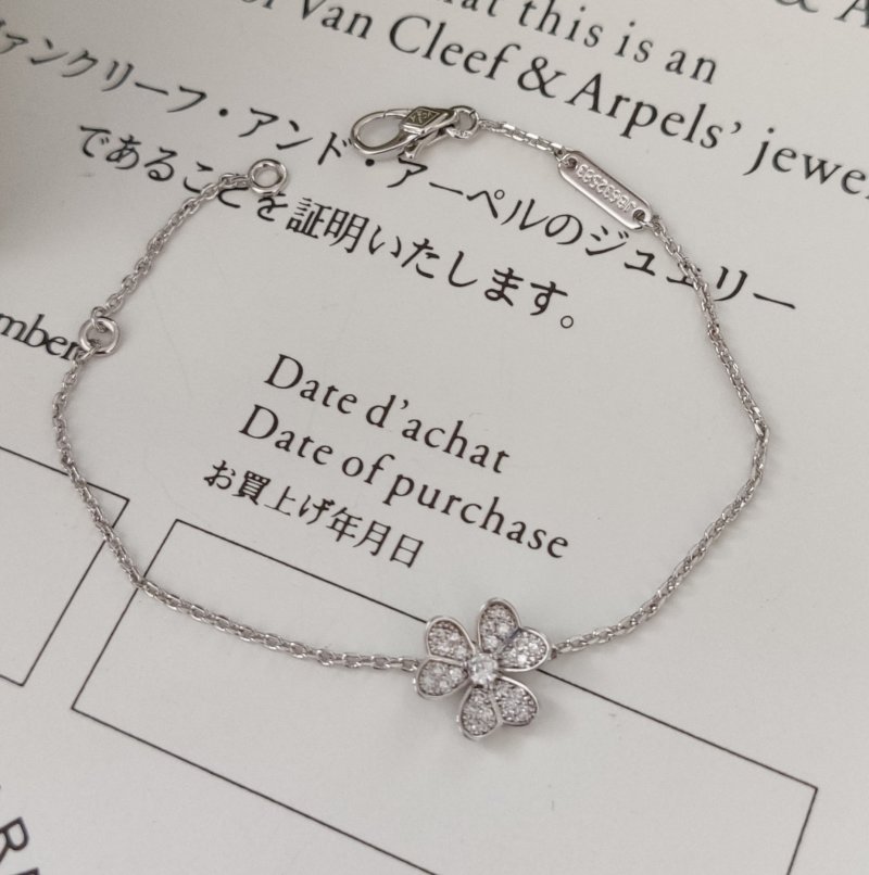 Van Cleef & Arpels Frivole Clover Diamond Bracelet Replica view