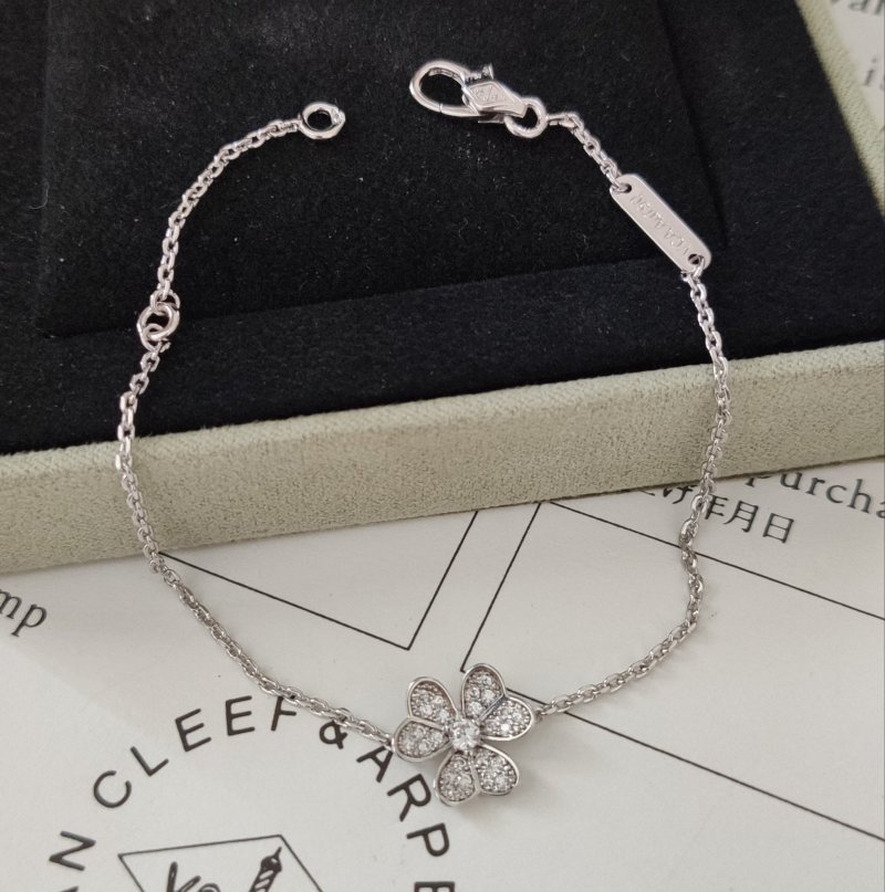 Van Cleef & Arpels Frivole Clover Diamond Bracelet Replica view