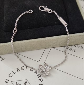 Van Cleef & Arpels Frivole Clover Diamond Bracelet Replica view 5